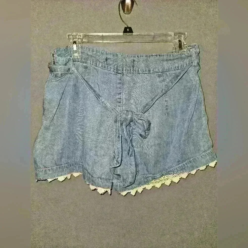 Womans White Trim Jean Shorts Size L, - Picture 1 of 9